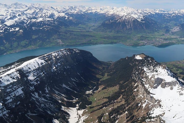 During the helicopter flight you have a spectacular view over Lake Thun and with the high Alps in the background.