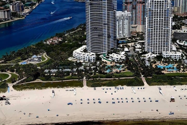 Miami helicopter tour with a French-speaking guide