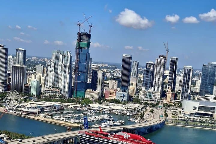 Miami helicopter tour with a French-speaking guide