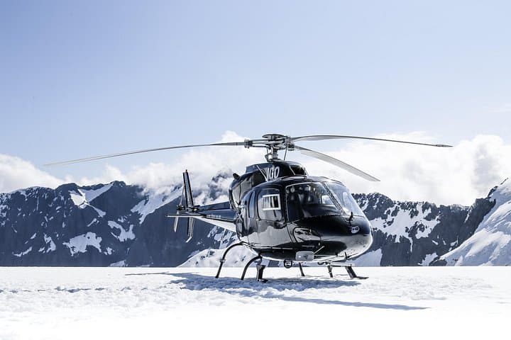 Milford and Fiordland Highlights Tour by Helicopter from Queenstown
