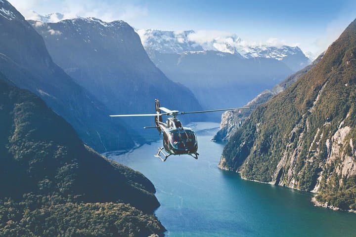 Milford and Fiordland Highlights Tour by Helicopter from Queenstown