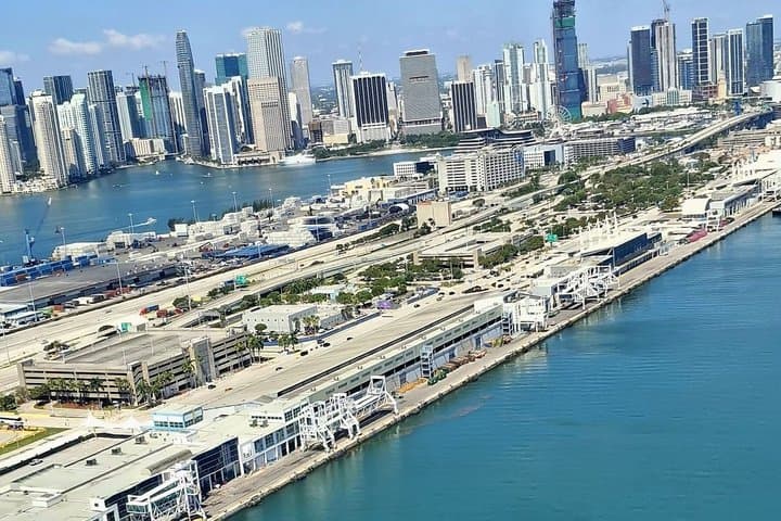 Miami helicopter tour with a French-speaking guide